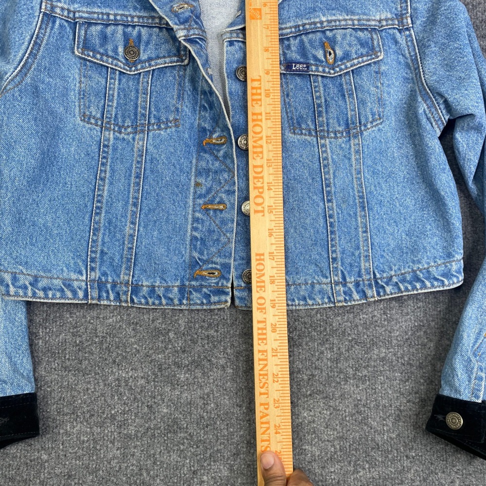 Vintage Lee Cropped Denim Jacket Womens Medium Light Wash Velvet Collar USA Made - Picture 8 of 14